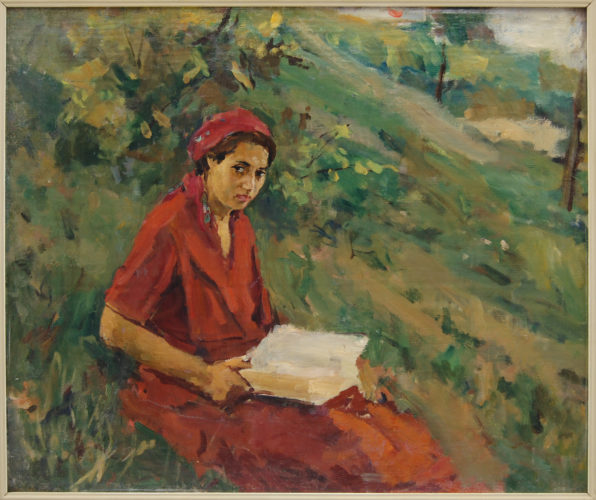 Жінка в червоному з книгою